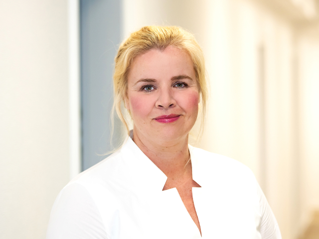 Portrait von Heike Michaelis, schwarzes Oberteil